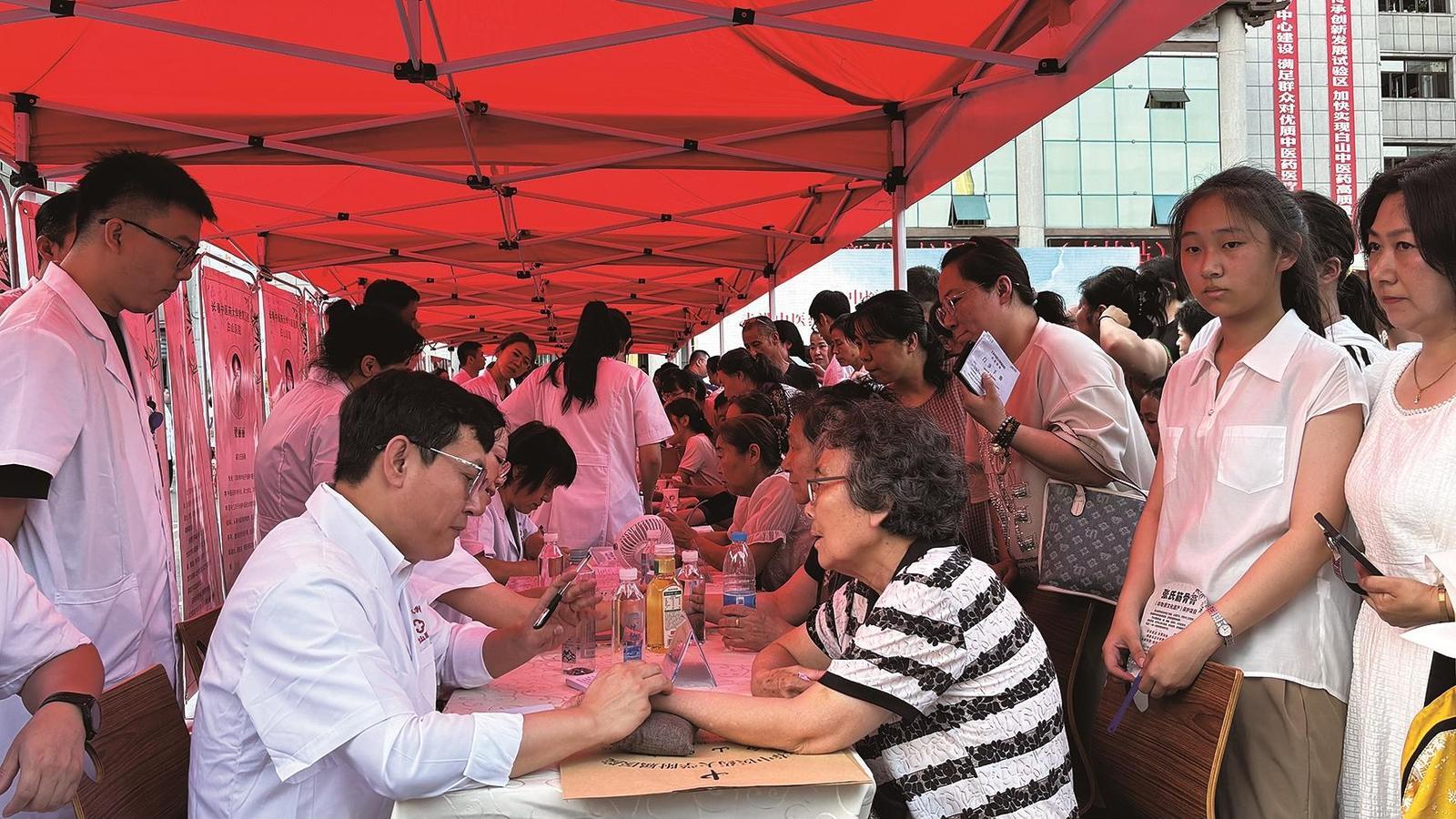 中医药文化夜市上，中医师为前来问诊的市民提供健康咨询、体质辨识、常见病诊疗建议。
