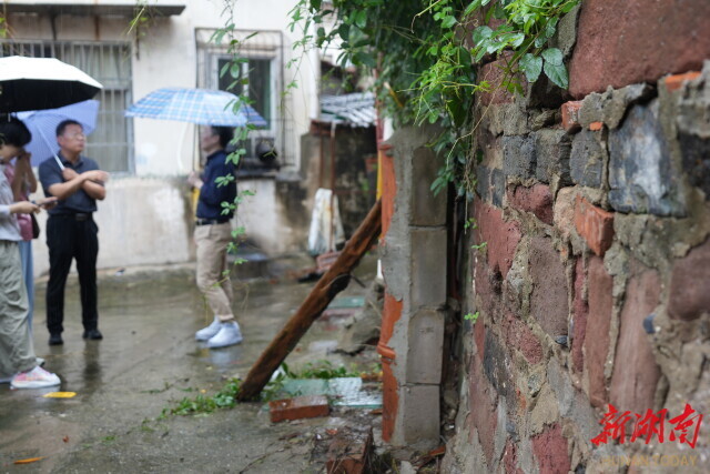 记者一行寻访黄冈城区的东坡故址。