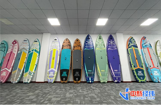 途诺户外生产的桨板 图片来源中新经纬