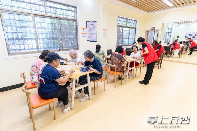 开福区东风路街道精英路社区的中康居家养老服务站迎来就餐小高峰。 均为长沙晚报全媒体记者周数邑摄