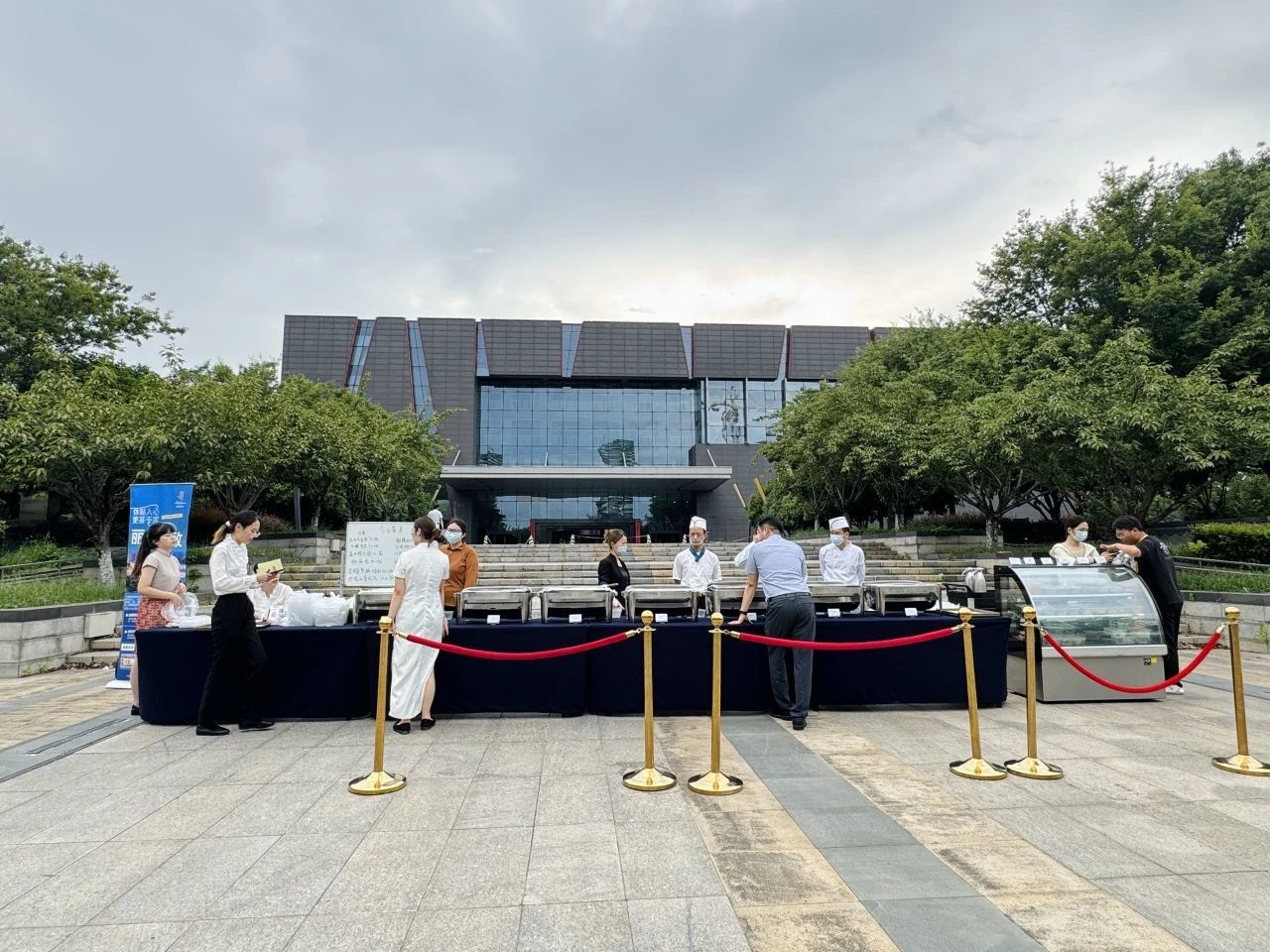 风评|南京酒店街头“外摆”：锅气腾腾的“降维共赢”