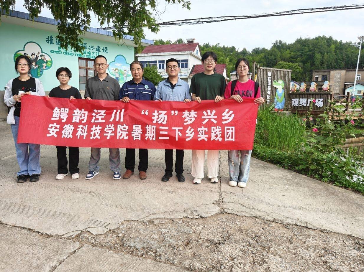 与工作人员合影