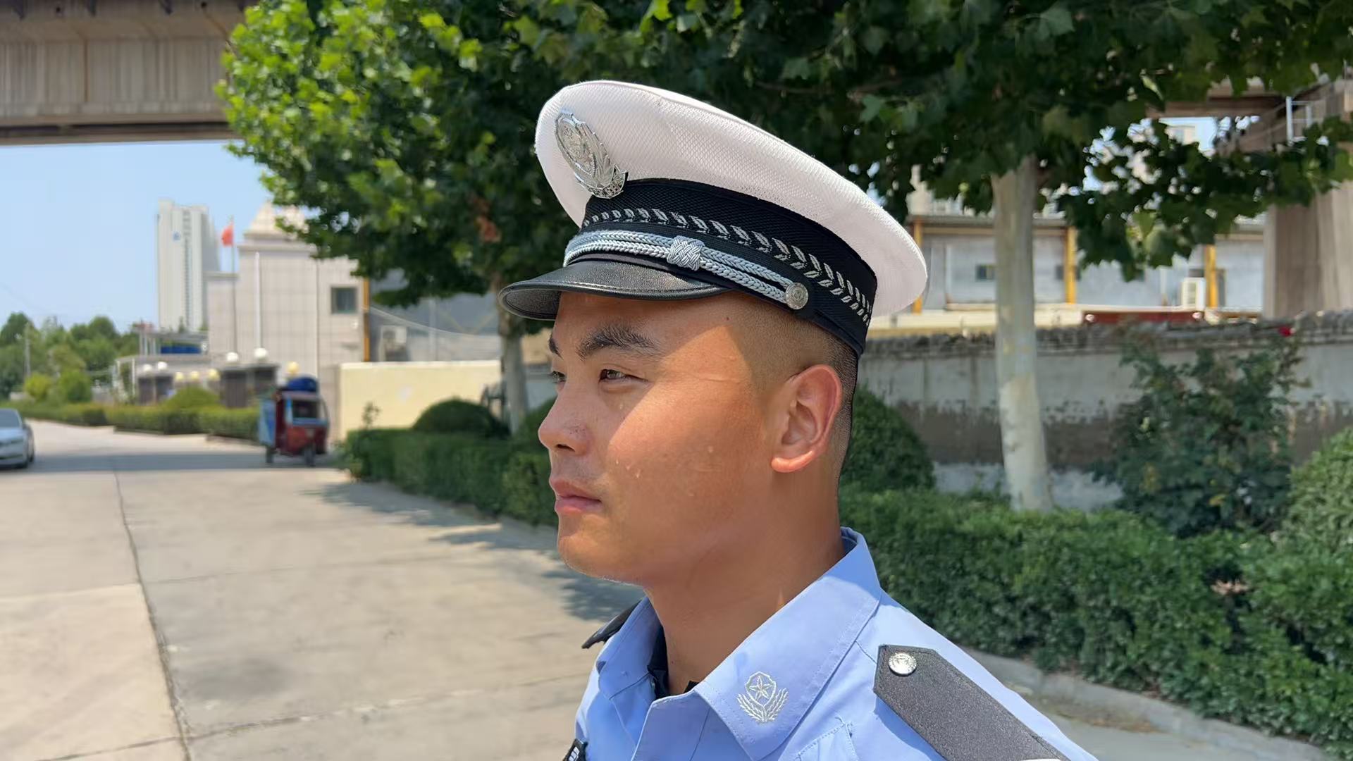 商丘交警40℃高温下 不惧“烤”验 坚守岗位保畅通