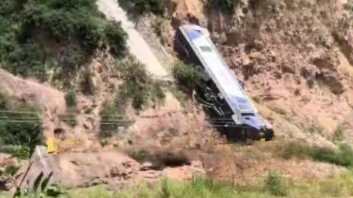 陇海铁路天水境内一处滑坡，有货运列车撞上坍塌体，官方回应