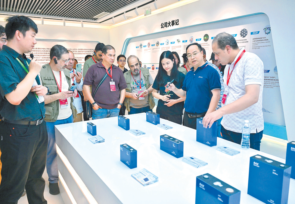 在抚州比克电池有限公司，外媒嘉宾正在听企业负责人介绍产品。本报记者 戴庆福