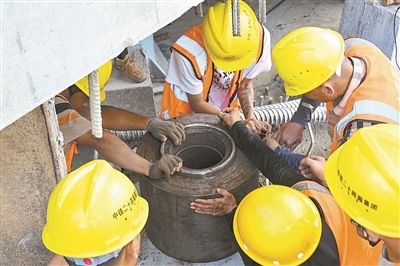 工作人员进行转体前期设备调试