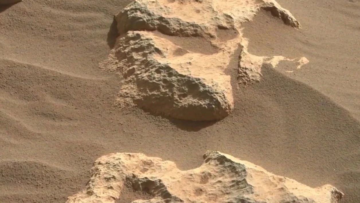 “毅力”号火星车，它在火星上拍到了沙子，和地球上的不一样