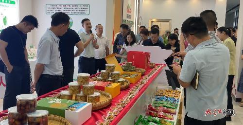 食品产业园里陈列着泡菜