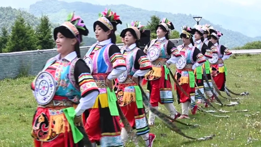 甘南藏乡也有簪花姑娘：身上服饰都是传家宝