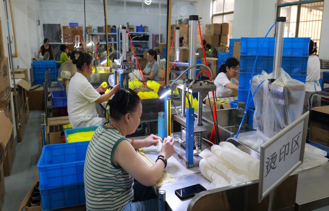 图为东港体育羽毛球装配车间