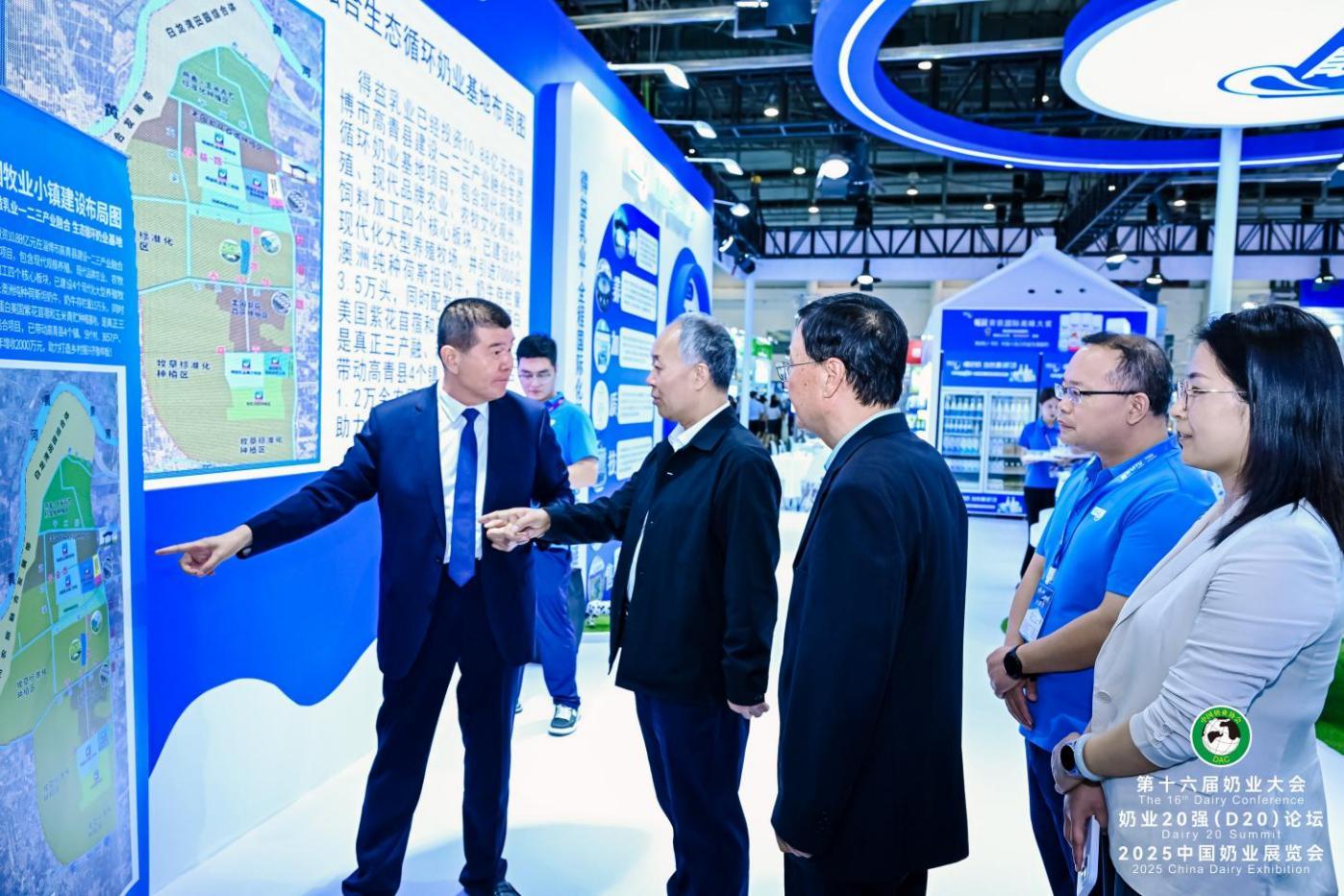 图为：全国政协委员、农业农村部原副部长马有祥（左二）莅临得益乳业展位
