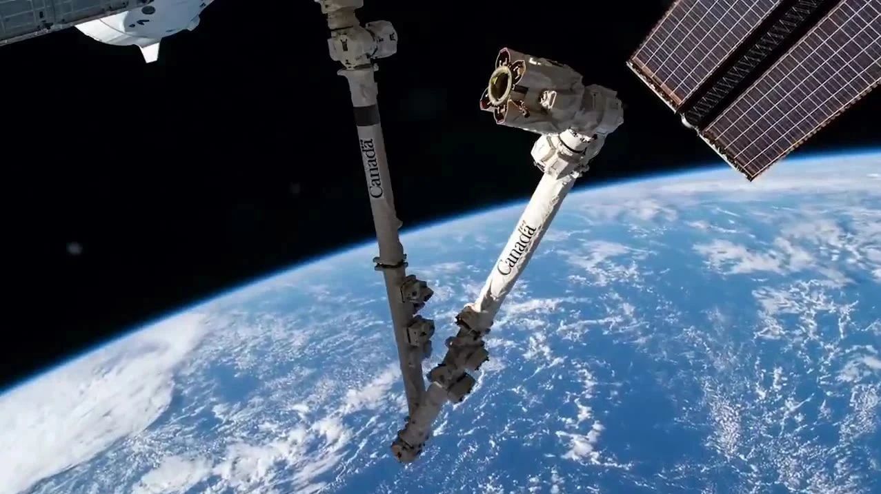 不乐观！空间站的机器手臂被碎片击中了，看到那个洞了吗？