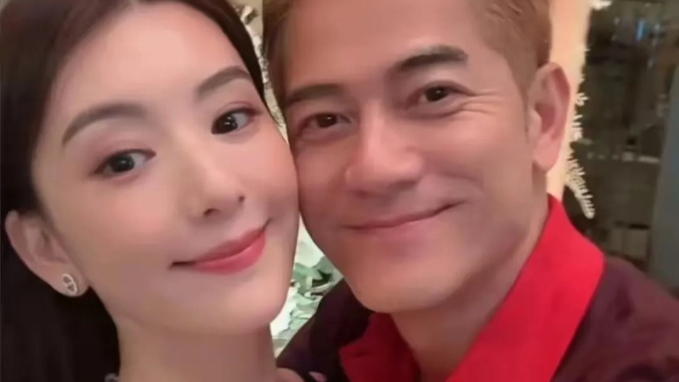 方媛带娃看郭富城演唱会，孕味十足圆润一圈，俩女儿侧脸像爸爸封面图