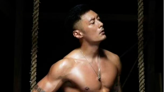 余文乐现身成都，身高却被疑造假，颜值天花板曾被嘲像60岁阿伯封面图