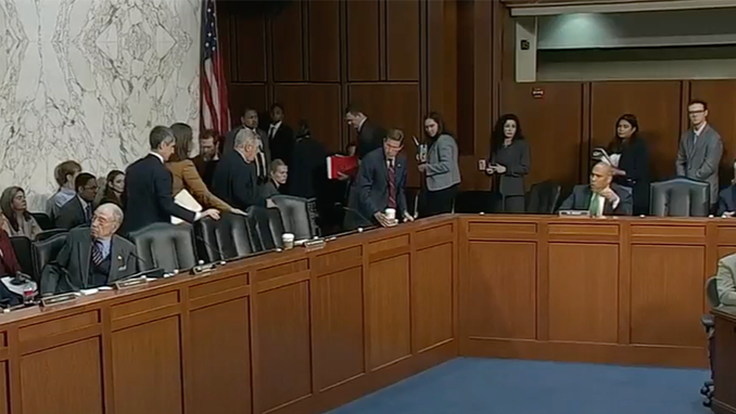 特朗普前律师被提名任联邦法官，民主党人愤怒离席