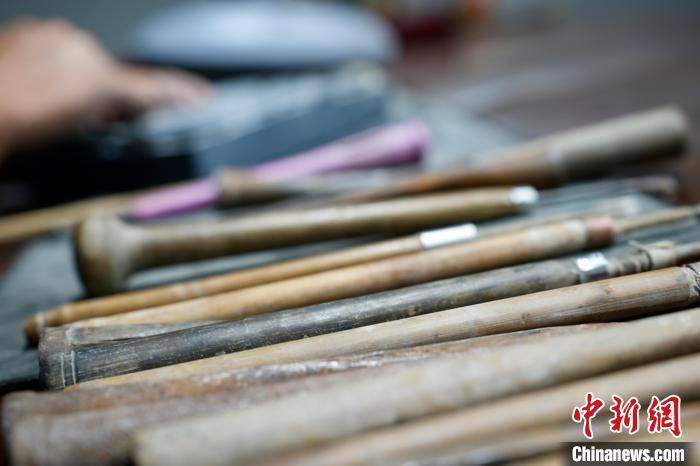 图为李平寒的工作桌上摆满了雕刻刀具。 卢梦梦 摄