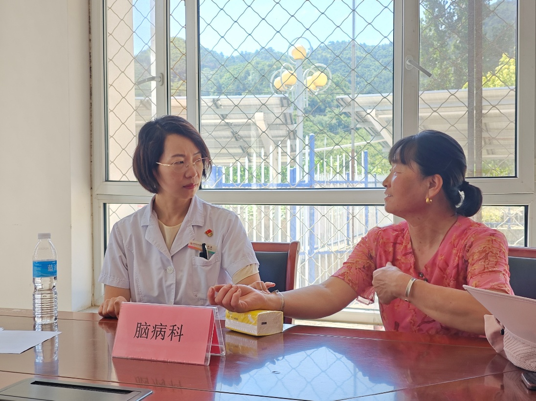 北京中医药大学东方医院秦皇岛医院赴青龙夹角石村开展中医药服务送健康活动