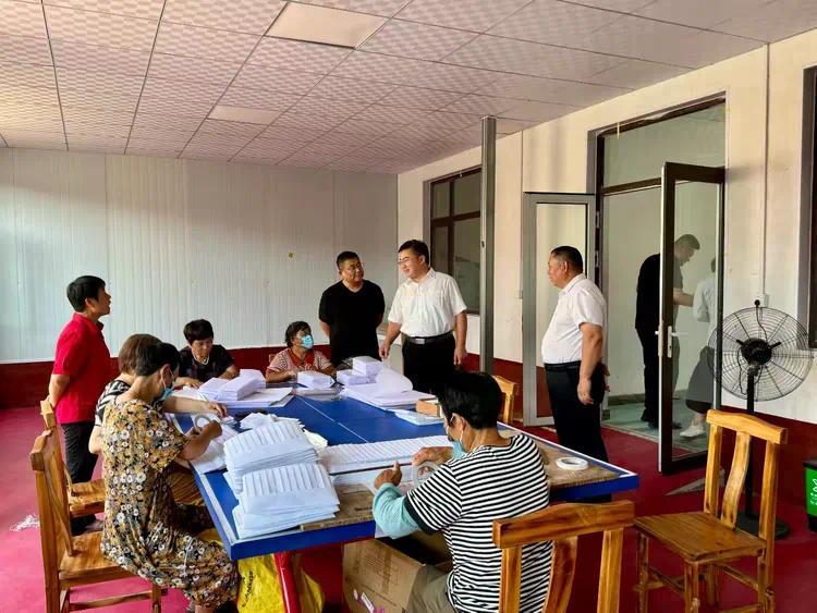 绣惠街道回北村厨师帽加工现场