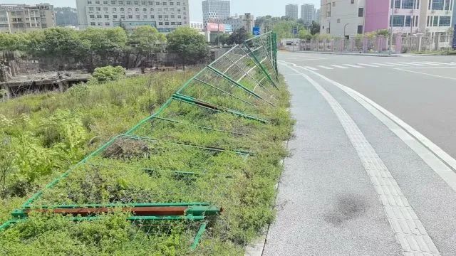 景德镇昌江区一烂尾楼盘围挡破损存在安全隐患 当地回应将加固