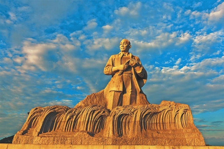 7月9日，德安县隆平广场，袁隆平院士手持稻谷的雕像沐浴在金色的朝阳中。通讯员 陈 刚摄