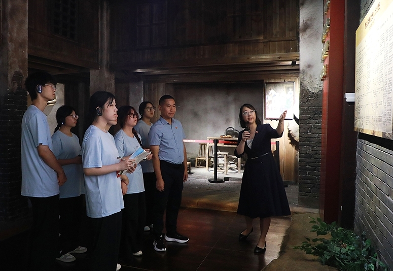 江西科技学院党委书记江延湖慰问暑期社会实践团队并开展思政课现场教学