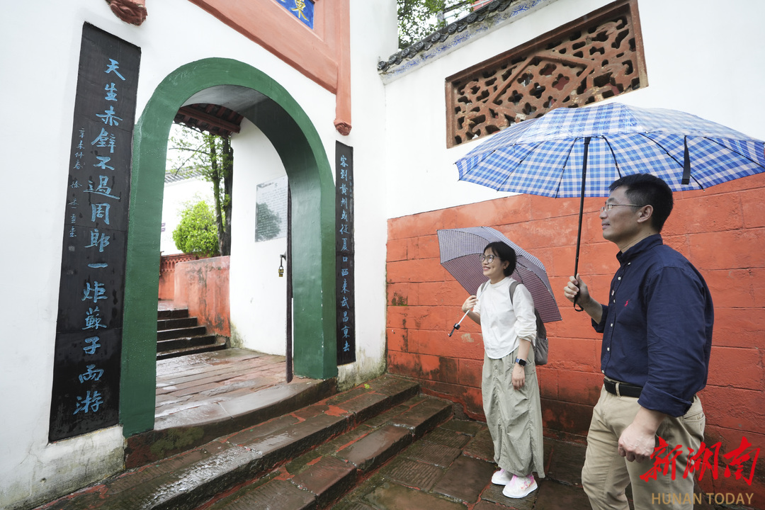 林岩为记者解联。