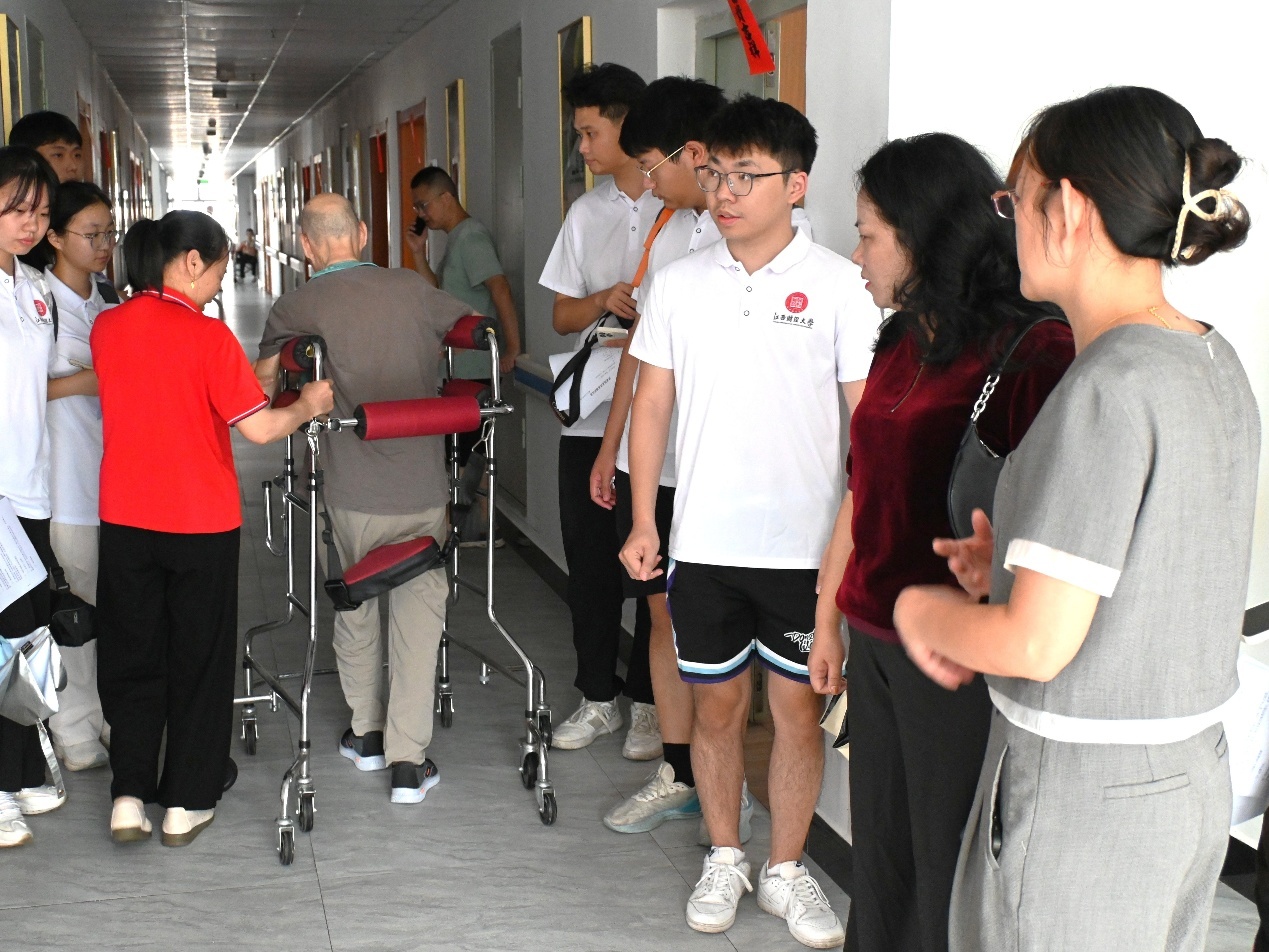 图为实践成员实地调研北方医院颐养部