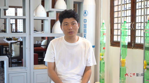 网红科学老师王印接受大江网记者采访
