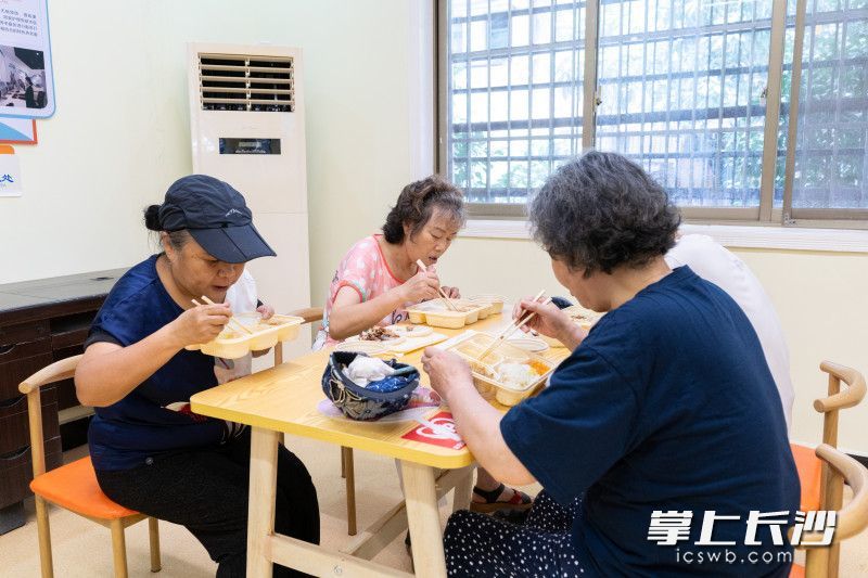 居家养老服务站有空调，夏天也很凉爽。