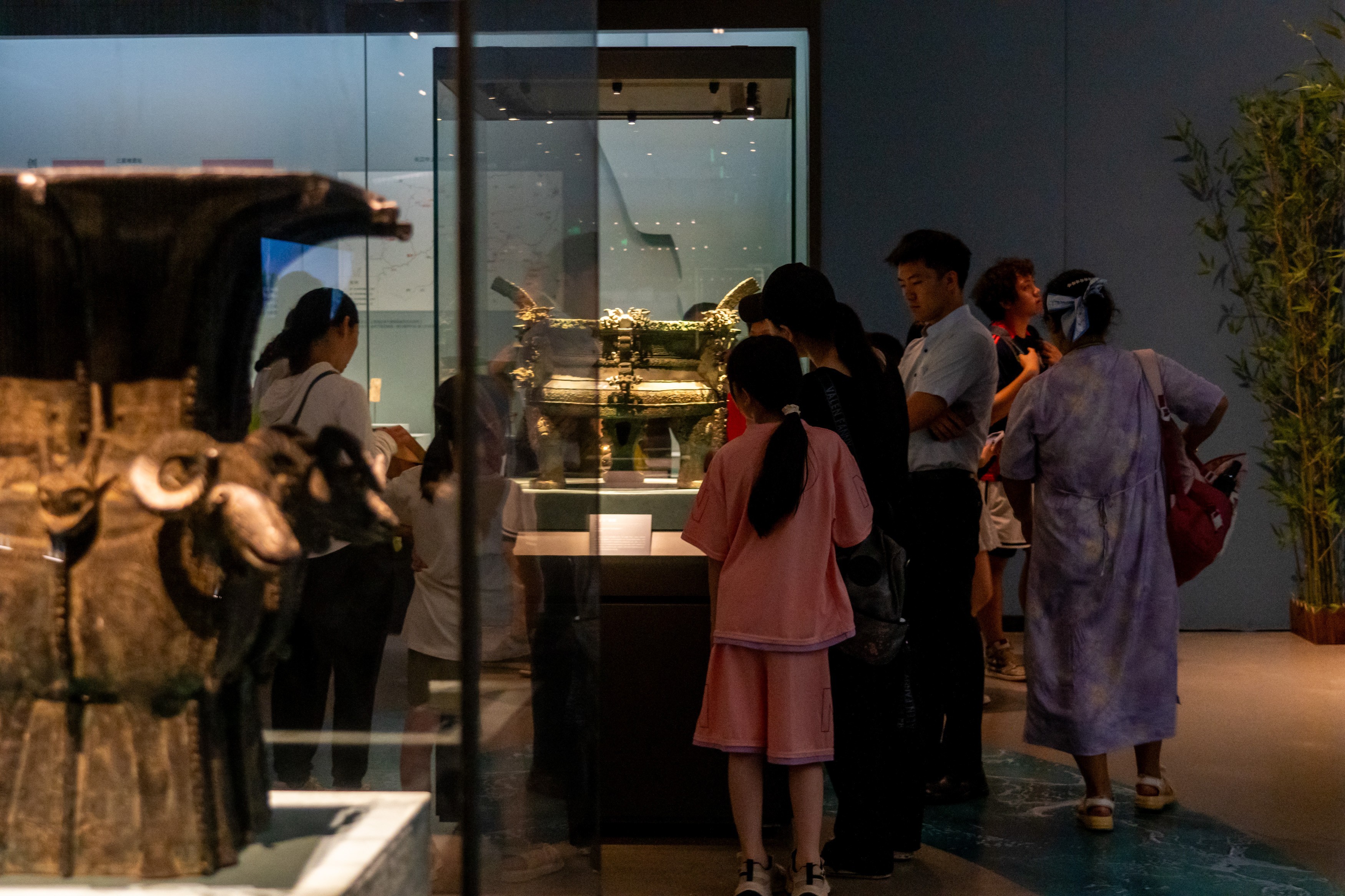 游客在长沙博物馆参观“长江与中华文明展”