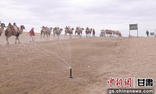 图为7月上旬，敦煌鸣沙山月牙泉景区喷水降温。敦煌市委宣传部供图