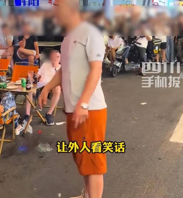光头男给老外下跪磕头,激起民愤遭围殴,身份被扒,疑似是山东人