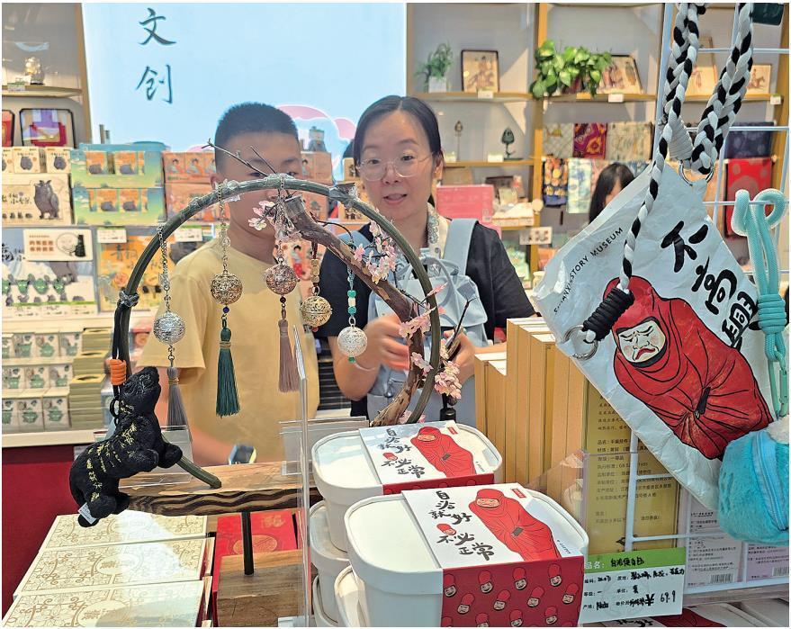 7月3日，游客在陕西历史博物馆文创店挑选文创产品。