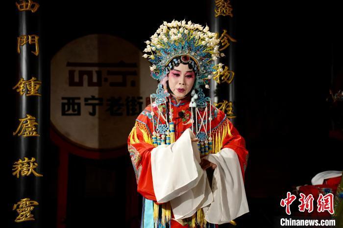 图为演员正在表演西河戏全本剧《出龙阁》。卢梦梦 摄