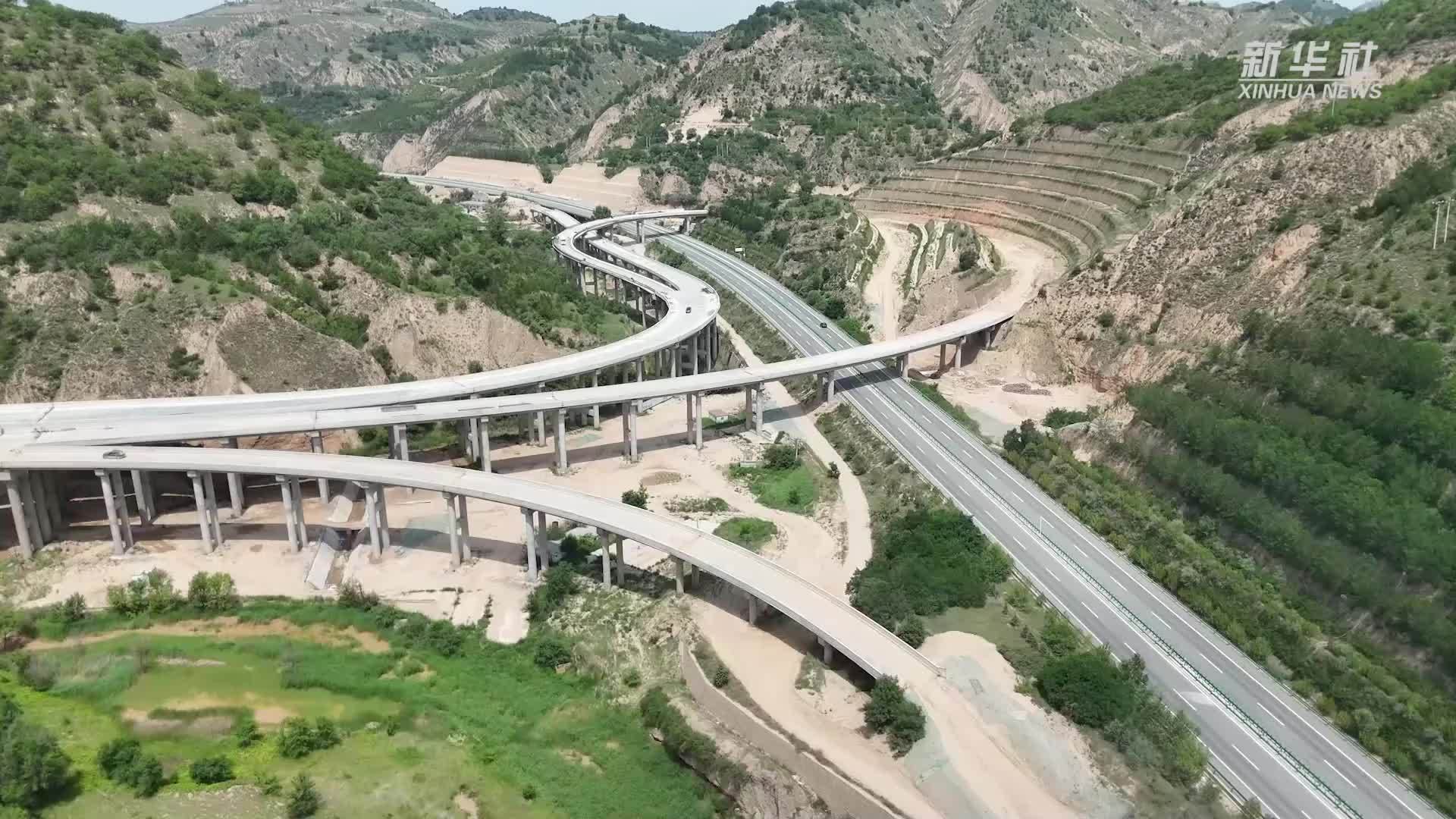 吴(起)华(池)高速公路控制性工程庄科峁隧道右洞贯通