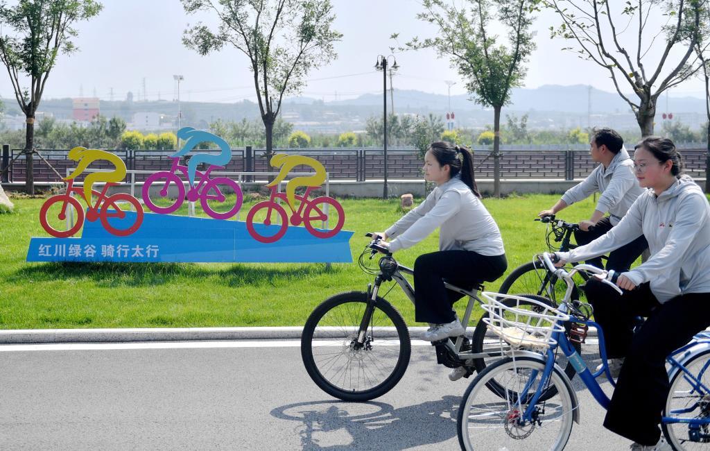 7月12日，自行车骑行爱好者在邢台市信都区骑行。