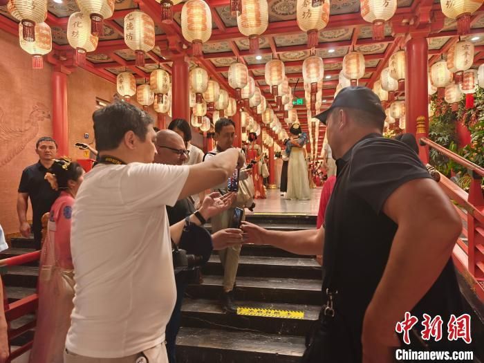 中亚专家在长安十二时辰主题街区进行沉浸式体验。阿琳娜 摄