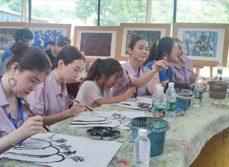 笔墨传情、文化润心!中俄学子相聚睢宁共绘“美丽山河”