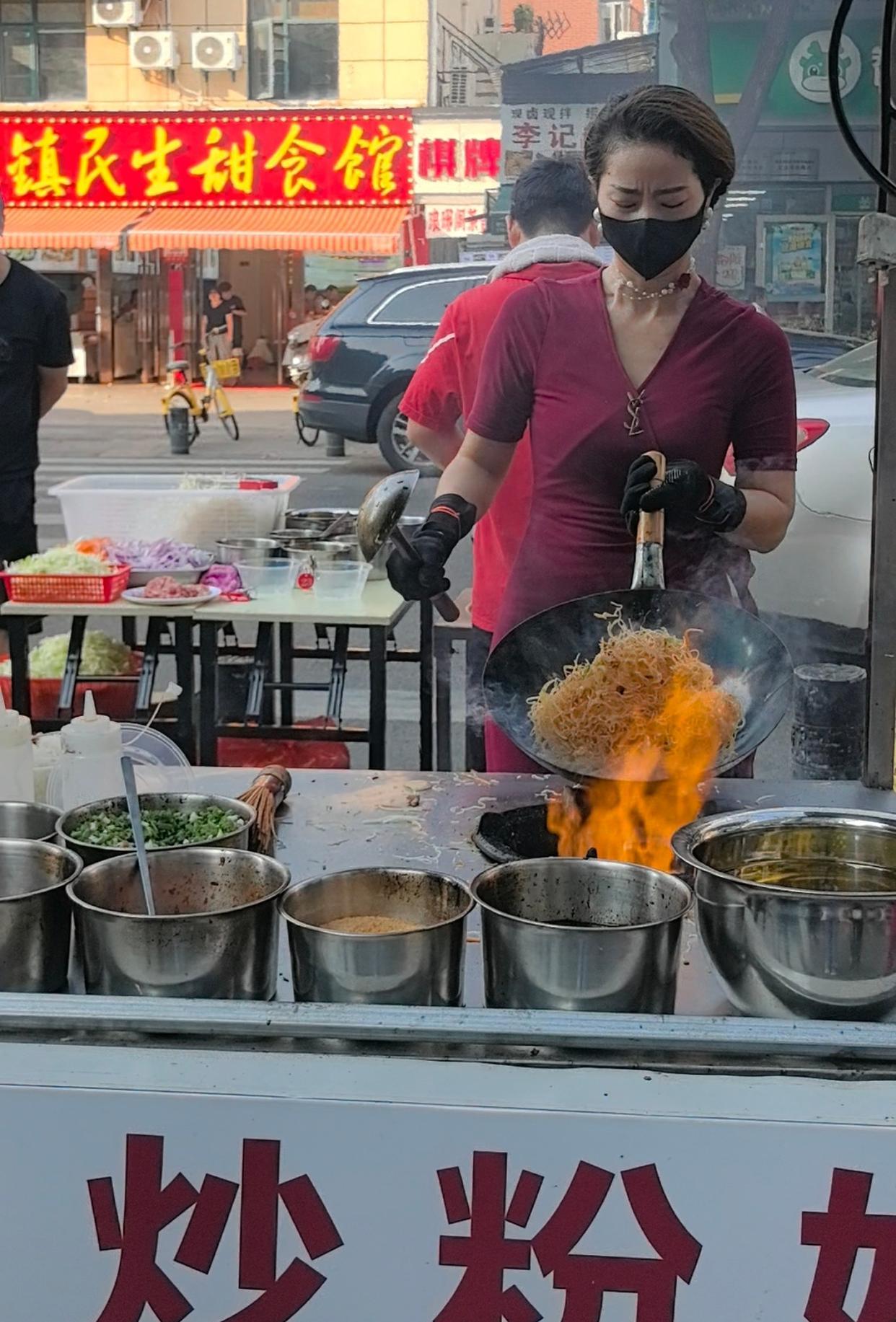 唐应在武汉炒粉。图/九派新闻辜子旋