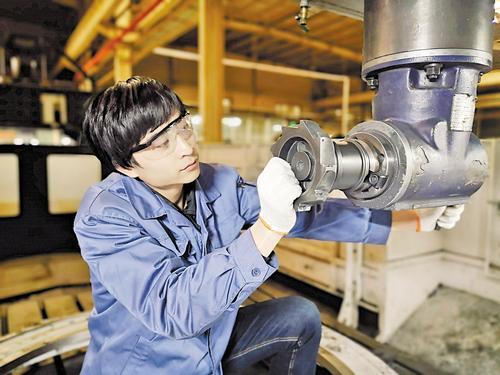 近日，航天振邦员工在车间内加工零部件。本报记者 苑立立摄