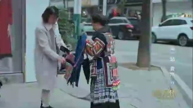 生活不易！苗族阿嬷往返近两百公里，走街串巷卖光所有手工包