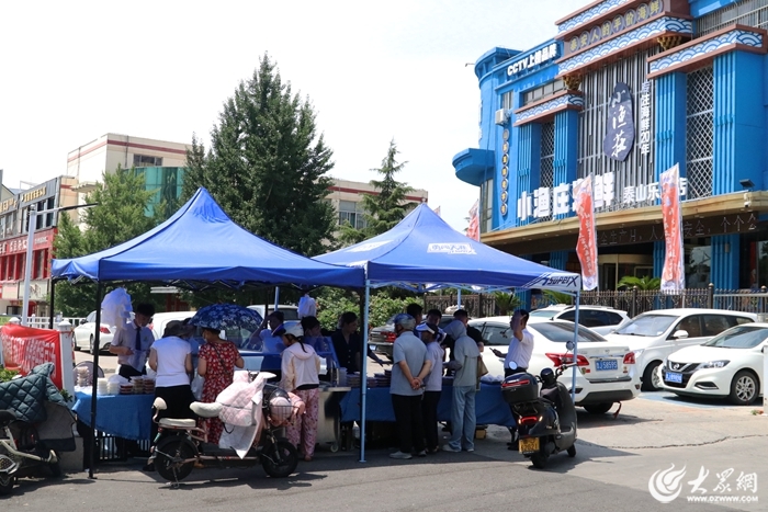 小渔庄乐园店在街头支起摊位（记者 吕雯雯 摄）