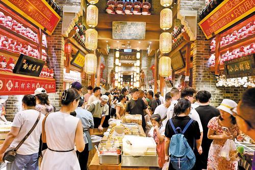 7月12日，有着“美食博物馆”之称的唐山宴吸引了大批游客，烟火气扑面而来。本报记者 赵 杰摄