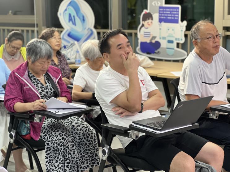 香安社区 “民生微实事” AI 课堂开课,解锁生活与职场新技能