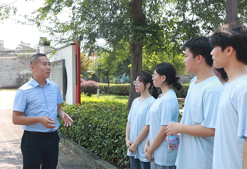 江西科技学院党委书记江延湖慰问暑期社会实践团队并开展思政课现场教学
