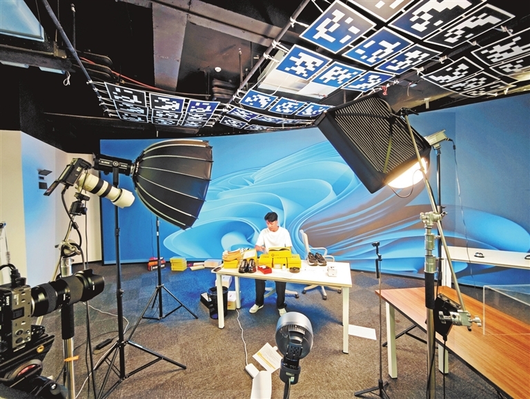 私域直播电商的直播现场。张婉晴 摄