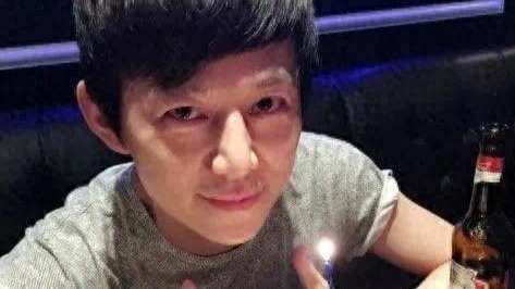 何炅“伪善面具”被撕碎？父母离世、无妻无子的他，到底做了什么封面图