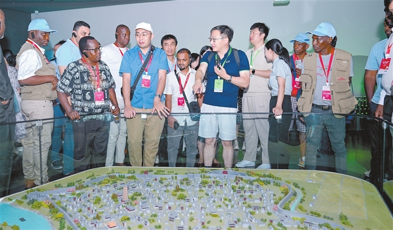 7月18日，2025年“一带一路”记者组织论坛主题采风活动的部分外媒嘉宾，走进位于赣州市章贡区的福寿沟博物馆，了解我国古代城市地下排水系统。本报全媒体记者 张翰林摄