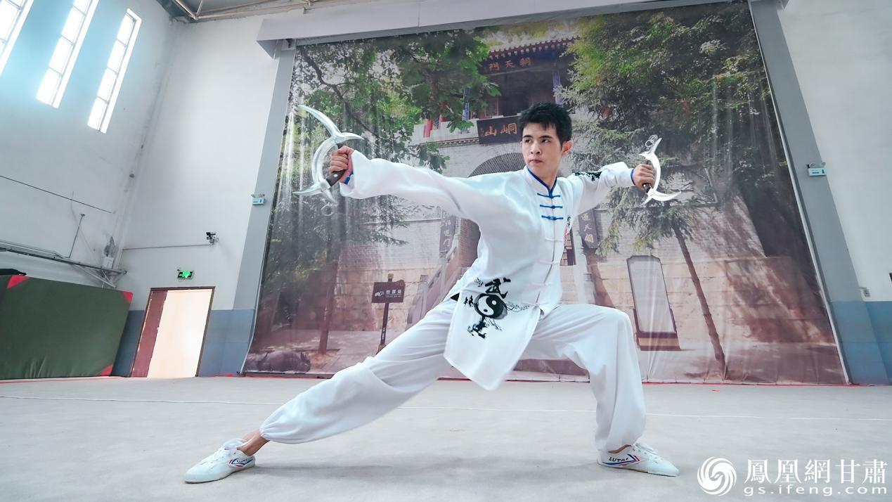 陈虎弟子展示特色奇兵——崆峒双钺,动作敏捷而充满爆发力。李德宇 摄