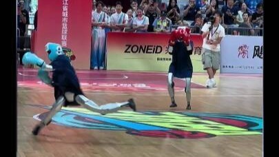 机器人表演拳击，脚滑后劈叉摔倒，网友：匆忙起身的样子挺像人的